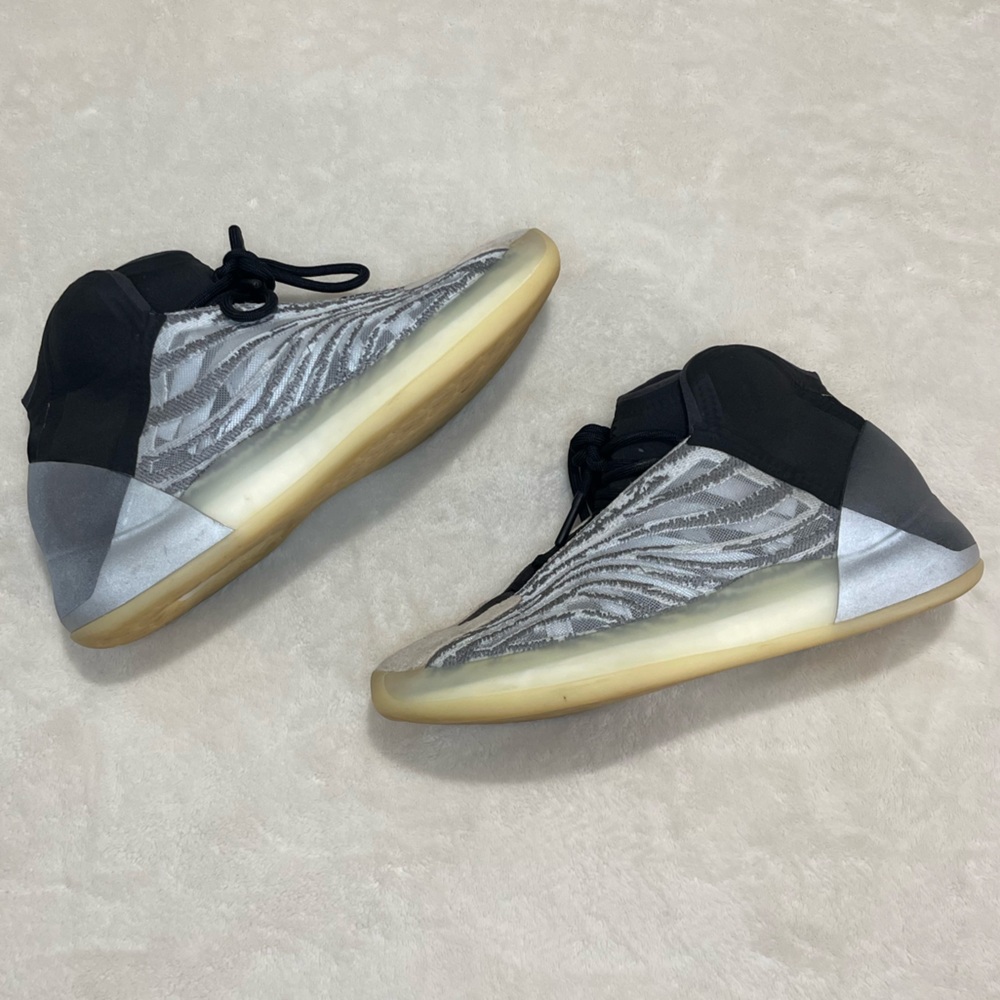 Yeezy QNTM Sneakers